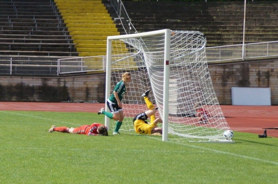 1:0 Schützin Julia Schuster und Ball zappeln im Netz. (Fotos Schuster)
