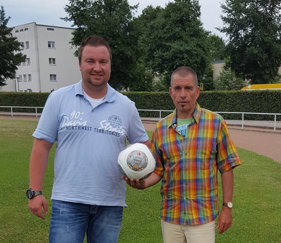 Dieter Guhr (r.) und Sportvorstand Roland Hönisch nach der Verragsunterzeichnung (Foto: FFC)